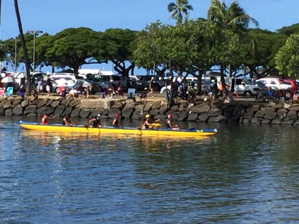 The Punahou boys varsity crew finishes first in ILH canoe paddling competition, Jan. 23, 2016. 