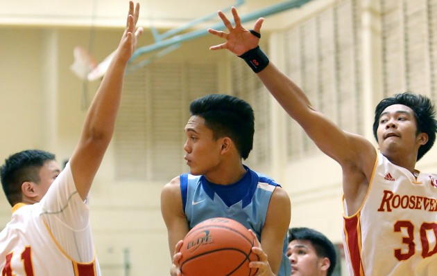 Kailua's Noah A h Yat looked to pass against Roosevelt. Jay Metzger / Special to the Star-Advertiser