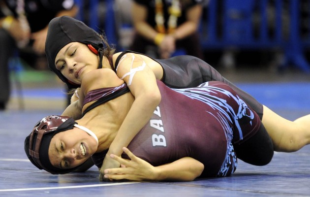 Teniya Alo, top, is no longer with ‘Iolani. She is now wrestling for Kahuku. Bruce Asato / Honolulu Star-Advertiser.