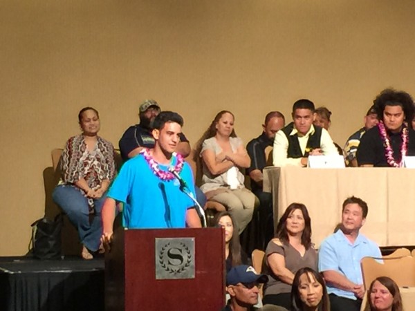 Marcus Mariota urges the signees to represent Hawaii well and enjoy the day.