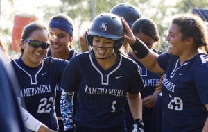 Kamalani Dung, center, led Kamehameha to an ILH title in 2015. Photo by Cindy Ellen Russell/Star-Advertiser.