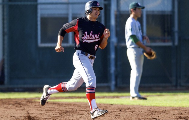 ‘Iolani's Everett Lau hit two home runs in a loss to Mid-Pacific on Wednesday. Cindy Ellen Russell / Honolulu Star-Advertser.