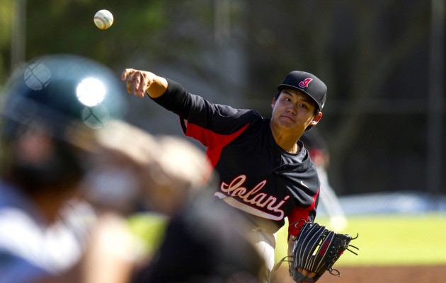 ‘Iolani starting pitcher left with a 3-1 lead in the seventh inning against Mid-Pacific on Friday. Lau and reliever Ezra Heleski, who was unable to hold off the Owls in what turned out to be a season-ending game for the Raiders, are two of the team's seniors who head coach Kurt Miyahira said pointed the program in the right direction for the future. Cindy Ellen Russell / Honolulu Star-Advertiser.