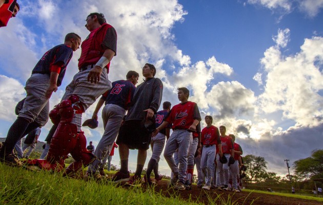 'Iolani and Saint Louis exchanged handshakes after the Raiders' 6-4 win on Tuesday at Goeas Field. Photo by Dennis Oda/Star-Advertiser.