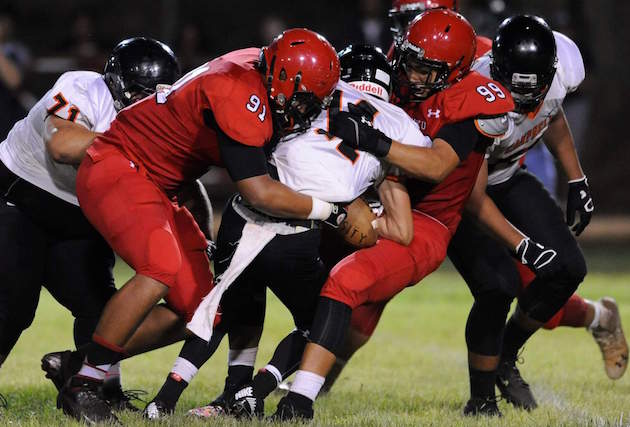 Kahuku's Aliki Vimahi, 91, helped bottle up every opponent the Red Raiders faced in 2015. Photo by Bruce Asato/Star-Advertiser.