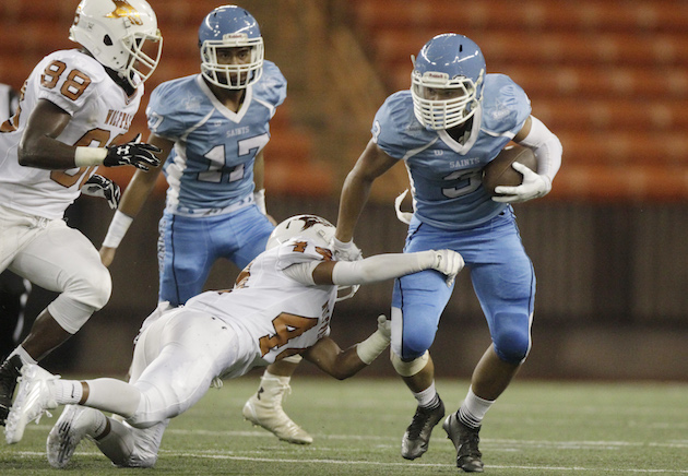Two-way player Destin Pakele is part of a large groups of returnees that has their sights set on an ILH D-II title. Photo by Krystle Marcellus/Star-Advertiser.