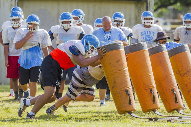 Center Tapu Tuihaangana and other St. Francis players pushing the sled during practice. Photo by Dennis Oda/Star-Advertiser.