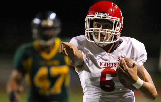 Kahuku freshman quarterback Sol-Jay Maiava pointed to his blockers while scrambling for a 21-yard gain in the Red Raiders' 49-15 win over Leilehua in Wahiawa on Friday night. Jamm Aqunio / Honolulu Star-Advertiser.