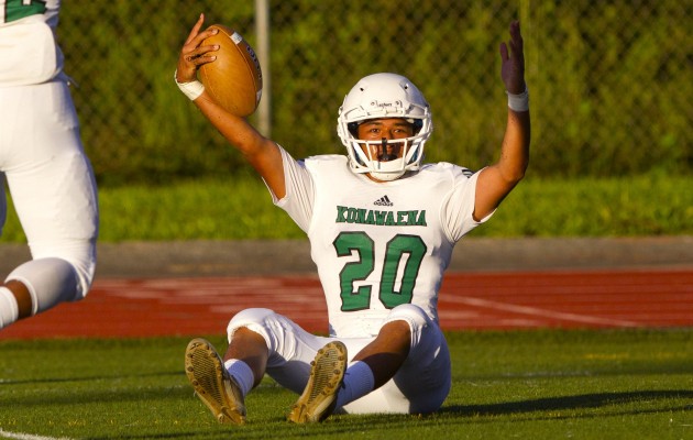 Konawaena's Ka'ano'i Kelekolio-Rivera caught a touchdown pass in a thrilling 23-22 win over St. Francis. Photo by Cindy Ellen Russell/Star-Advertiser.
