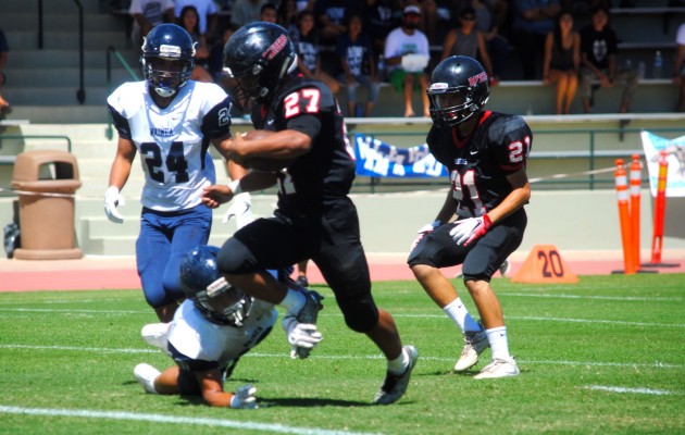 'Iolani's KJ Pascua rushed for three first-half touchdowns against Waimea. The Raiders jumped a spot to No. 9 in the state. Photo by Jamm Aquino/Star-Advertiser.