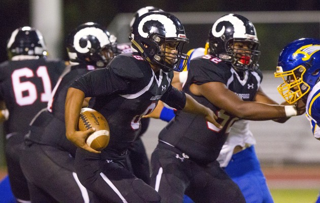 Radford quarterback Randy Wright ran the ball in the first quarter of the first game played at John E. Valasco Stadium since 2013. Photo by Cindy Ellen Russell/Star-Advertiser.