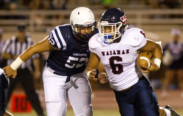 Waianae running back Rico Rosario helped open things up for QB Jaren Ulu. Photo by Cindy Ellen Russell/Star-Advertiser.