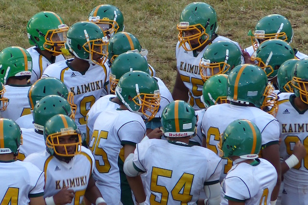 Kaimuki met on the field to prepare for a game against Kalani earlier this season. Photo by Kaylee Noborikawa/Star-Advertiser.