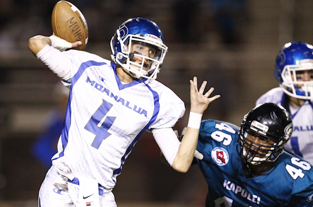 Alaka‘i Yuen passed for 284 yards in Friday's 35-0 win over Kaiser. In photo, he makes a throw against Kapolei last season. Jamm Aquino / Honolulu Star-Advertiser.