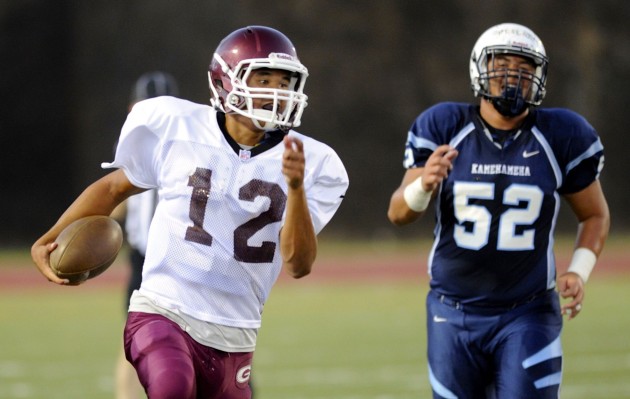 Farrington QB Justin Uahinui ran for a big gain in a scrimmage against Kamehameha. Photo by Bruce Asato/Star-Advertiser.