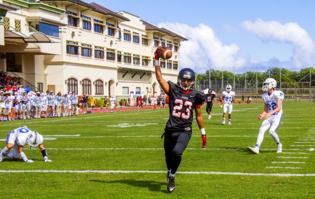 ‘Iolani's Justin Genovia caught two touchdown passes against La Jolla Country Day (Calif.) and is one of three players with 1,100 receiving yards this season. Photo by Dennis Oda/Star-Advertiser.