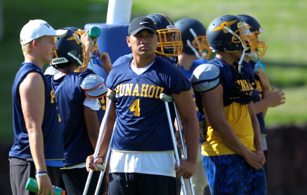 Punahou linebacker Seyddrick Lakalaka stood on his crutches during a recent scrimmage. Jamm Aquino / Honolulu Star-Advertiser.