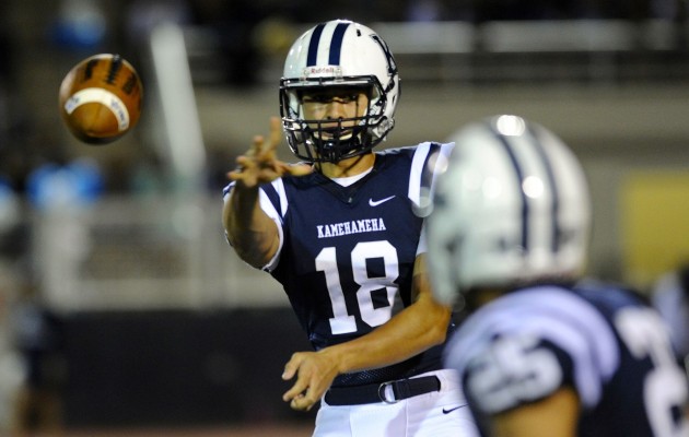 Kamehameha quarterback Boogie Yam threw a swing pass to Kanoa Shannon during the Warriors' 50-20 win over ‘Iolani at Kunuiakea Stadium on Saturday night. Bruce Asato / Honolulu Star-Advertiser.