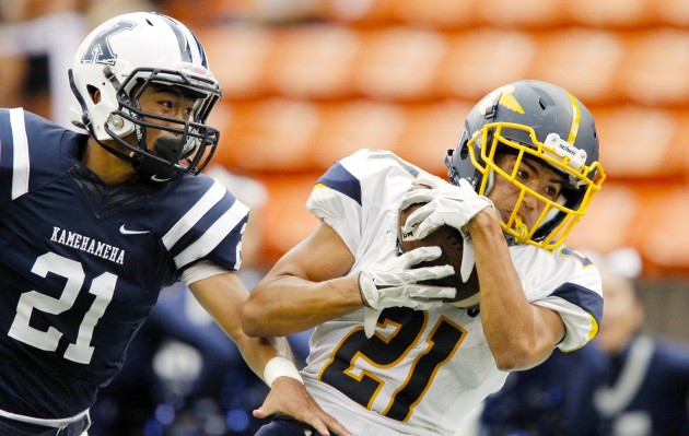 Punahou's Ethan Takeyama led the Buffanblu in receiving yards in a win over Kamehameha last Thursday. Photo by George F. Lee/Star-Advertiser.