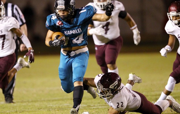 Kapolei receiver Jaymin Sarono broke away from a Farrington defender for a big gain on Saturday. Photo by Jamm Aquino/Star-Advertiser.