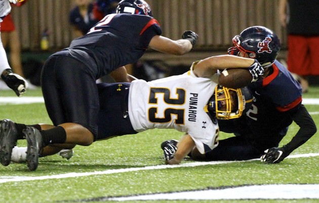 Punahou RB Enoch Nawahine dove for the end zone for one of his two touchdowns in a 33-20 win over Saint Louis. Photo by Jamm Aquino/Star-Advertiser.
