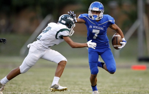 Moanalua's Ryan Ramones tried to elude an Aiea defender after making a catch. Photo by George F. Lee/Star-Advertiser.