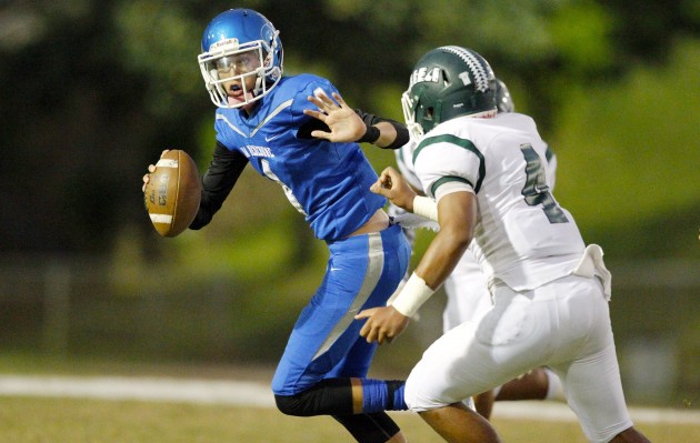 Moanalua's Alakai Yuen was the only quarterback in the OIA Blue division to throw for more than 1,000 yards in the regular season. Photo by George F. Lee/Star-Advertiser.