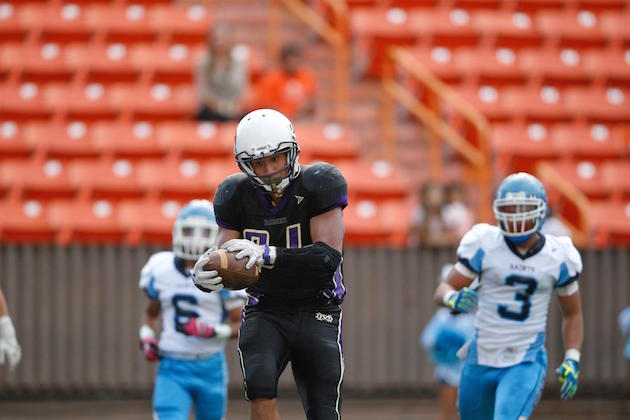 Shaun Apiki hauled in a TD pass for Damien in a 21-16 win over St. Francis to open the season. Jamm Aquino/Star-Advertiser.
