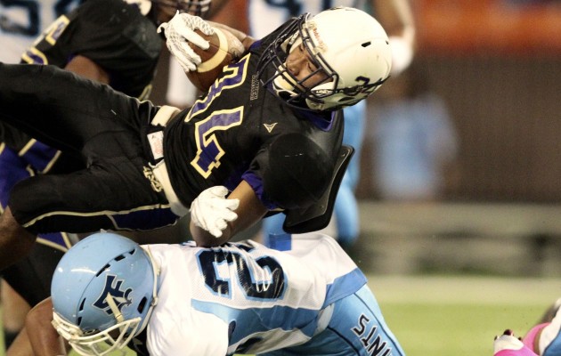 Damien running back Justice White leads the Monarchs with 499 rushing yards and helped the Monarchs earn a state tournament berth with a win over St. Francis in October. Photo by Jamm Aquino/Star-Advertiser.