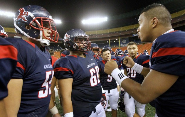 Saint Louis quarterback Tua Tagovailoa talked to his teammates during the ILH championship game against Punahou. Photo by Jamm Aquino/Star-Advertiser.