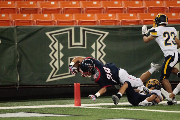 Ronson Young stretched for the end zone on a 52-yard TD reception to give Saint Louis a 7-0 lead over Punahou. Photo by Jamm Aquino/Star-Advertiser.