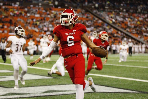 Kahuku quarterback Sol-Jay Maiava opened the scoring with an 11-yard TD run in the OIA D-I title game against Farrington. Photo by Jamm Aquino/Star-Advertiser.