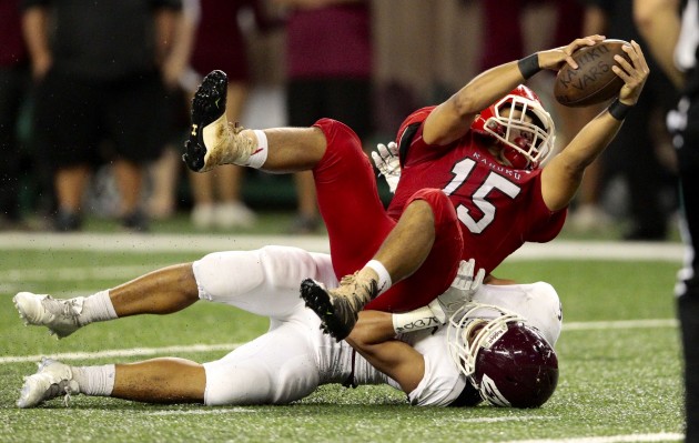 Kahuku receiver Royce Pao stretched out for the end zone for a touchdown in the OIA title game against Farrington. Photo by Jamm Aquino/Star-Advertiser.