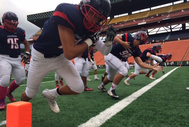 Saint Louis linemen go through pregame drills preparing to play 'Iolani in the ILH second round. Photo by Bruce Asato/Star-Advertiser.