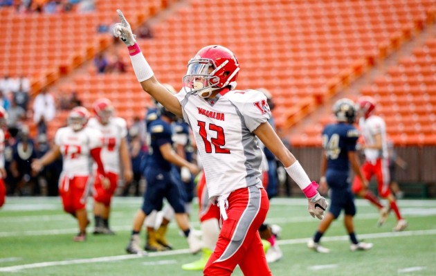 Waialua's Caleb Apau scored a touchdown to help the Bulldogs win the OIA Division II title. Photo by Jamm Aquino/Star-Advertiser.