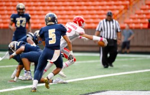 Caleb Apau reaches for the goal line to give Waialua a 13-0 lead on a 6-yard TD reception. Photo by Jamm Aquino/Star-Advertiser.