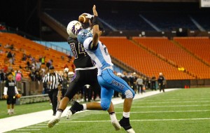 Shaun Apiki hauls in a 13-yard TD pass to give Damien a 20-12 lead in the fourth quarter. Photo by Jamm Aquino/Star-Advertiser.