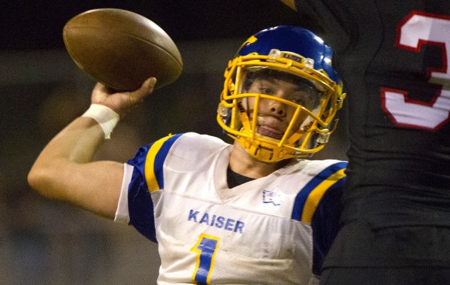 Kaiser quarterback Kainoa Torres threw for 685 yards and five touchdowns this season, including an 83-yard TD to Andrew Kaufusi against Kahuku. Photo by Cindy Ellen Russell/Star-Advertiser.
