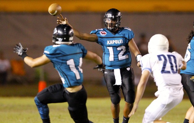 Kapolei quarterback Taulia Tagovailoa threw the ball all over the field during his sophomore season with the Hurricanes. Photo by Jamm Aquino/Star-Advertiser.