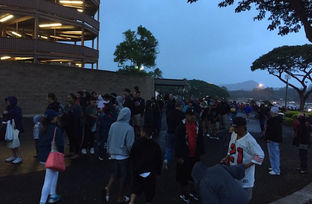 The rain isn't keep these hungry fans away from Aloha Stadium. Photo by Jason Kaneshiro/Star-Advertiser.
