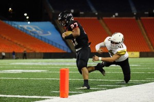 'Iolani's KJ Pascua capped off a 13-yard TD catch for the Raiders' first score of the game. Photo by Jamm Aquino/Star-Advertiser.