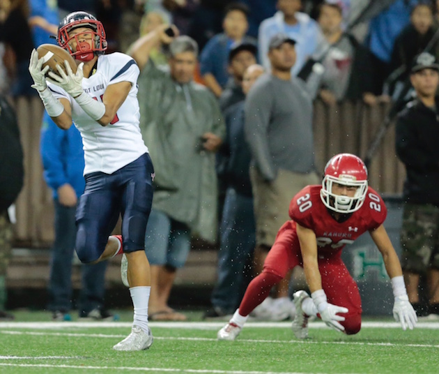 Jonah Panoke hauled in a 52-yard touchdown catch from Tua Tagovailoa, who broke Timmy Chang's career passing record on the play. Photo by Jamm Aquino/Star-Advertiser.