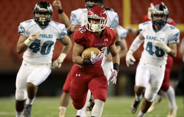 Kahuku running back Elvis Vakapuna scored three touchdowns in the first half against Kapolei. Photo by Jamm Aquino/Star-Advertiser.