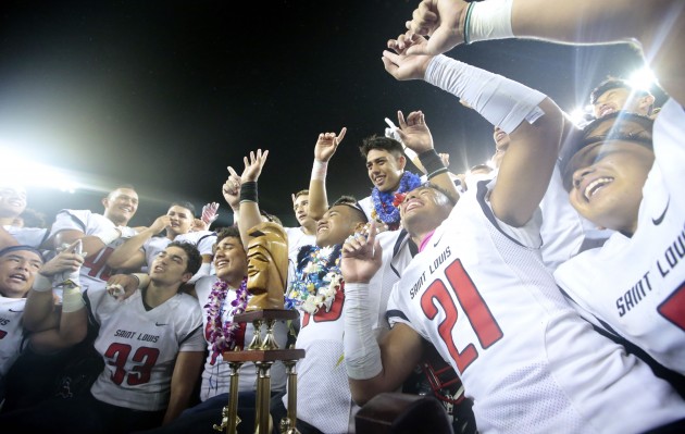 Saint Louis celebrated with its championship trophy after winning the first-ever Open Division state final. Photo by Jamm Aquino/Star-Advertiser.