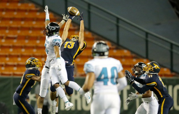 Punahou senior Ke‘ala Martinson made this catch on a Hail Mary pass by Stephen Barber on fourth-and-32 during the final quarter to keep Punahou's hopes alive during the First Hawaiian Bank/HHSAA Football State Championships at Aloha Stadium. Saturday, Nov. 5, 2016. Jamm Aquino/Star-Advertiser. 