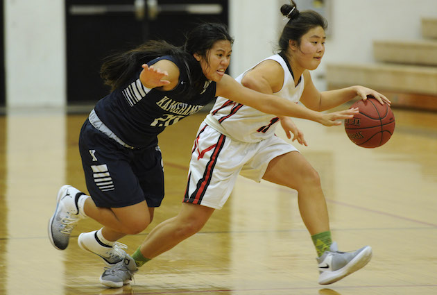 'Iolani's Emily Nomura dribbled away from Kamehameha's Keeanna Andres during the fourth quarter of the Raiders' 55-50 win. Photo by Bruce Asato/Star-Advertiser.