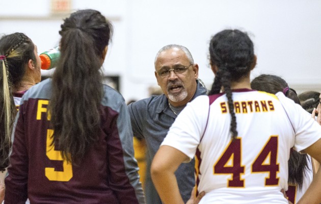 Maryknoll head coach Chico Furtado spoke to his team during a timeout at the Iolani Classic tournament. Photo by Cindy Ellen Russell/Star-Advertiser.