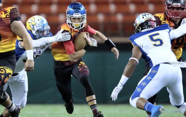 Moanalua quarterback Alakai Yuen scrambled for yards against Northern California in the championship game of the JPS Paradise Football Classic. Photo by Jamm Aquino/Star-Advertiser.