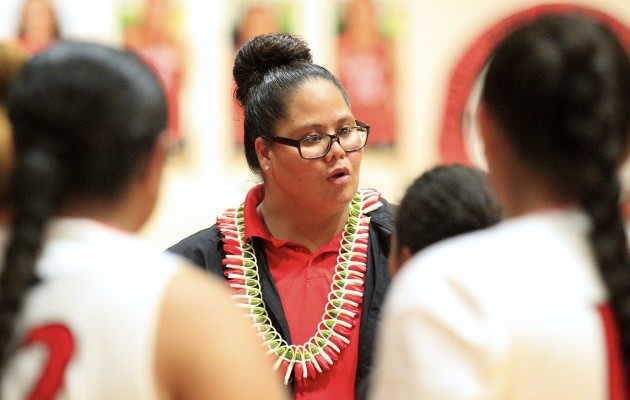 Kahuku head coach Latoya Wily spoke to her team during a time out. Cindy Ellen Russell / Star-Advertiser