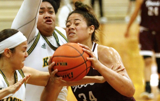 Farrington's Moli Heimuli drove to the basketball against two Kaimuki defenders in the OIA Division I championship game.  Photo by Jamm Aquino/Star-Advertiser.
